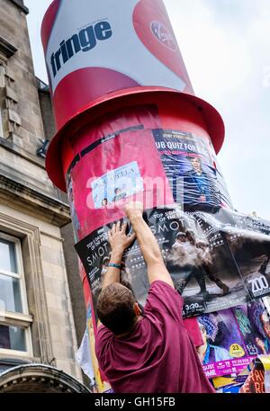 Edimburgo, Scozia, Regno Unito. Il 7 agosto, 2016. Interpreti di Fringe mostra intrattenere in High Street per promuovere i loro spettacoli. Un esecutore collocando un poster per il suo spettacolo su un pilastro nella High Street Credit: Andrew Wilson/Alamy Live News Foto Stock