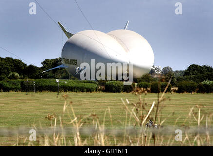 Cardington, Bedfordshire, Regno Unito. 07 Ago, 2016. Il più grande del mondo di aeromobili è stato portato al di fuori del suo capannone per la prima volta questo weekend il piano/dirigibile ibrido, Airlander 10, è stata spostata al di fuori del Regno Unito il più grande hangar a Cardington, Bedfordshire. La 302ft lungo (92m) aeromobile è stato trainato al suo sito montante su campi entro il ibrido veicoli aria complessa, dando così il £ 25 milioni il suo debutto pubblico. Data del volo inaugurale - originariamente sperato di sono stati al recente salone Farnborough Air Show - deve ancora essere annunciato. 7 agosto 2016 Credit: KEITH MAYHEW/Alamy Live News Foto Stock