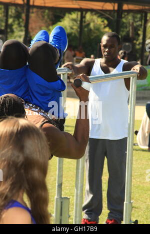 Gloucester, Regno Unito. 07 Ago, 2016. Gli uomini sfoggiare la loro abilità di ginnastica, mentre le famiglie rilassarsi e gustare il cibo al fair/fete nel parco di Jamacia 54th indipendenza Kite & celebrazioni di famiglia. Gloucester Inghilterra 07.08.16. Bliss Lane Alamy Live News. Credito: Bliss Lane/Alamy Live News Foto Stock