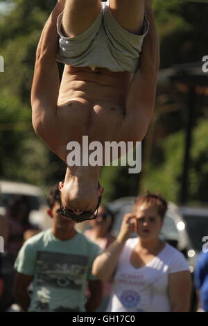 Gloucester, Regno Unito. 07 Ago, 2016. Gli uomini sfoggiare la loro abilità di ginnastica, mentre le famiglie rilassarsi e gustare il cibo al fair/fete nel parco di Jamacia 54th indipendenza Kite & celebrazioni di famiglia. Gloucester Inghilterra 07.08.16. Bliss Lane Alamy Live News. Credito: Bliss Lane/Alamy Live News Foto Stock