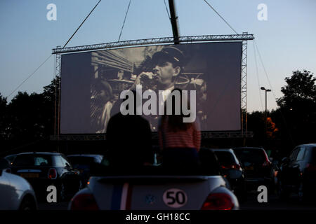 Chichester, Regno Unito. Domenica 7 Agosto, 2016. Un pubblico orologi un drive-in screening di Casablanca, parte del XXV Chichester Film Festival in Oaklands Car Park, Chichester, West Sussex, Regno Unito. Credito: Sam Stephenson/Alamy Live News. Foto Stock