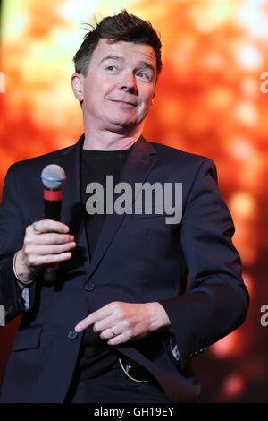 A Siddington, Cheshire, Regno Unito. Il 7 agosto, 2016. Rick Astley suona dal vivo al Festival di riavvolgimento verso nord a Capesthorne Hall, vicino a Macclesfield. Credito: Simon Newbury/Alamy Live News Foto Stock