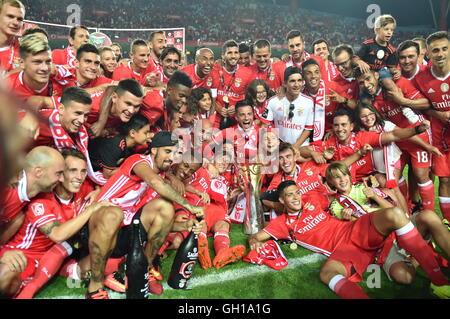 Aveiro. Il 7 agosto, 2016. SL Benfica i giocatori di celebrare con il trofeo dopo la Portuguese Super Cup partita di calcio contro SC Braga presso la città di Aveiro stadium di Aveiro il 7 agosto, 2016. SL Benfica vince 3-0. © Zhang Liyun/Xinhua/Alamy Live News Foto Stock