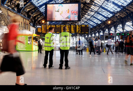 Brighton SUSSEX REGNO UNITO 8 Agosto 2016 - i passeggeri e il personale dell'atrio della stazione di Brighton questa mattina come membri della RMT Unione iniziano il loro cinque giorni di sciopero nel corso di una controversia circa la presa conduttori off i treni sulla rampa sud del credito: Simon Dack/Alamy Live News Foto Stock