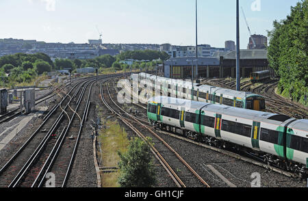 Brighton SUSSEX REGNO UNITO 8 Agosto 2016 - Un treno meridionale appena a nord della stazione di Brighton come membri della RMT Unione iniziano il loro cinque giorni di sciopero nel corso di una controversia circa la presa conduttori off i treni sulla rampa sud del credito: Simon Dack/Alamy Live News Foto Stock