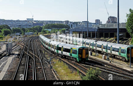 Brighton SUSSEX REGNO UNITO 8 Agosto 2016 - Un treno meridionale appena a nord della stazione di Brighton come membri della RMT Unione iniziano il loro cinque giorni di sciopero nel corso di una controversia circa la presa conduttori off i treni sulla rampa sud del credito: Simon Dack/Alamy Live News Foto Stock