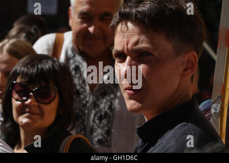 Kiev, Ucraina. 8 agosto, 2016. Kiev, Ucraina. 8 Ago, 2016. Legislatore ucraino NADIA SAVCHENKO come ex-POW ha tenuto un discorso di fronte i manifestanti. I genitori e i parenti dei soldati ucraini, catturata dal pro-russo separatisti a Donetsk e Luhansk regioni dell'Ucraina, il rally di fronte all ufficio presidenziale a Kiev con richiesta di accelerare i prigionieri processo di exchange, 8 agosto 2016. Credito: ZUMA Press, Inc./Alamy Live News Foto Stock