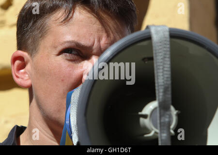 Kiev, Ucraina. 8 agosto, 2016. Kiev, Ucraina. 8 Ago, 2016. Legislatore ucraino NADIA SAVCHENKO come ex-POW ha tenuto un discorso di fronte i manifestanti. I genitori e i parenti dei soldati ucraini, catturata dal pro-russo separatisti a Donetsk e Luhansk regioni dell'Ucraina, il rally di fronte all ufficio presidenziale a Kiev con richiesta di accelerare i prigionieri processo di exchange, 8 agosto 2016. Credito: ZUMA Press, Inc./Alamy Live News Foto Stock