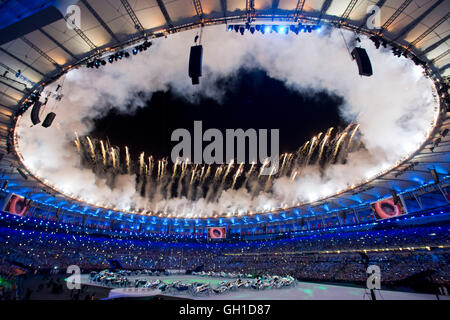 Rio De Janeiro, Brasile. 06 Ago, 2016. Fuochi d'artificio esplodere oltre Maracana Stadium durante la cerimonia di apertura al 2016 Olimpiadi di estate a Rio de Janeiro, Brasile, 6 agosto 2016. © Vit Simanek/CTK foto/Alamy Live News Foto Stock
