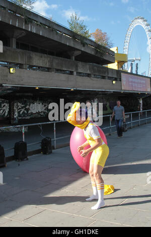 Londra, Regno Unito. 8 agosto, 2016. Uno dei palloni in cui New York clown duo Acrobuffos sono state eseguendo una parte dell'aria Play, burst. Il pezzo sarà eseguito come parte del Southbank del Festival di amore dal 9 agosto al 14. Il duo, Seth Bloom e Christina Gelsone, sarà in esecuzione visualizza con battenti ombrelloni, palloncini e aquiloni. Credito: Roger Garfield/Alamy Live News Foto Stock