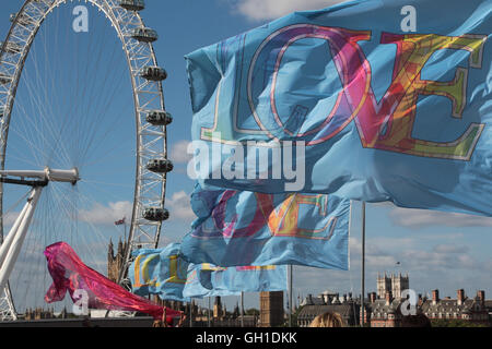 Londra, Regno Unito. 8 agosto, 2016. Bandiere progettato per il Southbank del Festival di amore dal 9 agosto al 14. Credito: Roger Garfield/Alamy Live News Foto Stock