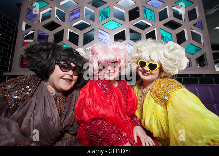 Edinburgh, Regno Unito. 8 agosto 2016. Premere il tasto di chiamata Diva Las Vegas come parte di Edinburgh Fringe Festival in S-Luca Gelateria. Edimburgo. Pak@ Mera/Alamy Live News Foto Stock