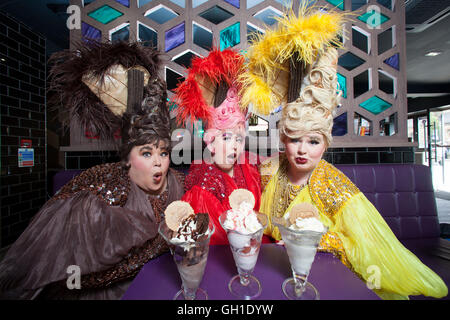 Edinburgh, Regno Unito. 8 agosto 2016. Premere il tasto di chiamata Diva Las Vegas come parte di Edinburgh Fringe Festival in S-Luca Gelateria. Edimburgo. Pak@ Mera/Alamy Live News Foto Stock