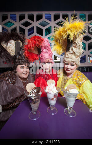 Edinburgh, Regno Unito. 8 agosto 2016. Premere il tasto di chiamata Diva Las Vegas come parte di Edinburgh Fringe Festival in S-Luca Gelateria. Edimburgo. Pak@ Mera/Alamy Live News Foto Stock