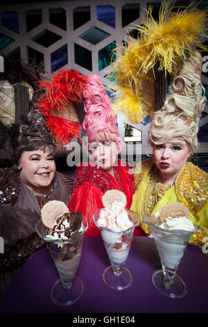 Edinburgh, Regno Unito. 8 agosto 2016. Premere il tasto di chiamata Diva Las Vegas come parte di Edinburgh Fringe Festival in S-Luca Gelateria. Edimburgo. Pak@ Mera/Alamy Live News Foto Stock