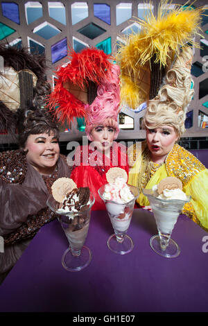 Edinburgh, Regno Unito. 8 agosto 2016. Premere il tasto di chiamata Diva Las Vegas come parte di Edinburgh Fringe Festival in S-Luca Gelateria. Edimburgo. Pak@ Mera/Alamy Live News Foto Stock