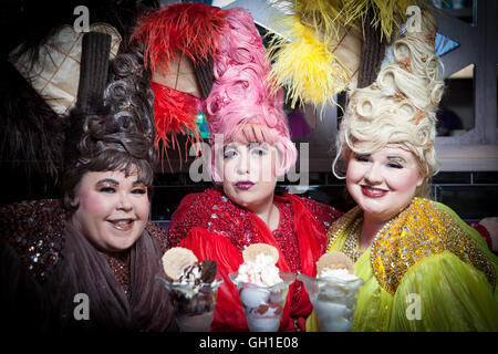 Edinburgh, Regno Unito. 8 agosto 2016. Premere il tasto di chiamata Diva Las Vegas come parte di Edinburgh Fringe Festival in S-Luca Gelateria. Edimburgo. Pak@ Mera/Alamy Live News Foto Stock