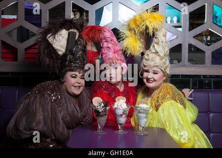 Edinburgh, Regno Unito. 8 agosto 2016. Premere il tasto di chiamata Diva Las Vegas come parte di Edinburgh Fringe Festival in S-Luca Gelateria. Edimburgo. Pak@ Mera/Alamy Live News Foto Stock