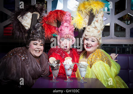 Edinburgh, Regno Unito. 8 agosto 2016. Premere il tasto di chiamata Diva Las Vegas come parte di Edinburgh Fringe Festival in S-Luca Gelateria. Edimburgo. Pak@ Mera/Alamy Live News Foto Stock