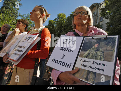 Kiev, Ucraina. 8 agosto, 2016. I parenti e gli attivisti tenere cartelloni raffiguranti uomini delle forze armate ucraine catturato e prisoned da pro-russo separatisti in Oriente di Ucraina, durante la protesta di fronte l'amministrazione del presidente ucraino Petro Poroshenko, a Kiev in Ucraina, il 08 agosto, 2016. Gli attivisti e parenti ha esortato ad accelerare il rilascio e il ritorno dell'ucraino di prigionieri di guerra da pro-russo del separatista cattività. Credito: ZUMA Press, Inc./Alamy Live News Foto Stock