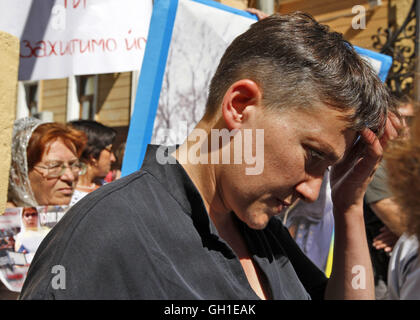 Kiev, Ucraina. 8 agosto, 2016. Ucraini, pilota che è stato rilasciato da una prigione russa, il vice presidente del parlamento ucraino e del deputato dell Assemblea Parlamentare del Consiglio d'Europa NADIYA SAVCHENKO reagisce come lei parla ai parenti che tengono cartelloni raffiguranti uomini delle forze armate ucraine catturato e prisoned da pro-russo separatisti in Oriente di Ucraina, durante la protesta di fronte l'amministrazione del presidente ucraino Petro Poroshenko, a Kiev in Ucraina, il 08 agosto, 2016. Credito: ZUMA Press, Inc./Alamy Live News Foto Stock