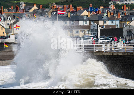 Aberystwyth Wales UK, Lunedì 08 Agosto 2016 gale force vento che soffia da nord-ovest , combinata con una alta marea a metà giornata, portare enormi onde che si schiantano nella passeggiata a mare e pareti in Aberystwyth su Cardigan Bay costa di West Wales UK Photo credit: Keith Morris / Alamy Live News Foto Stock