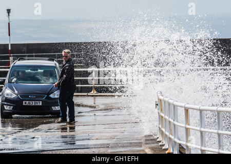 Aberystwyth Wales UK, Lunedì 08 Agosto 2016 gale force vento che soffia da nord-ovest , combinata con una alta marea a metà giornata, portare enormi onde che si schiantano nella passeggiata a mare e pareti in Aberystwyth su Cardigan Bay costa di West Wales UK Photo credit: Keith Morris / Alamy Live News Foto Stock