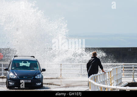 Aberystwyth Wales UK, Lunedì 08 Agosto 2016 gale force vento che soffia da nord-ovest , combinata con una alta marea a metà giornata, portare enormi onde che si schiantano nella passeggiata a mare e pareti in Aberystwyth su Cardigan Bay costa di West Wales UK Photo credit: Keith Morris / Alamy Live News Foto Stock