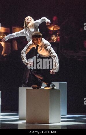 Edinburgh, Regno Unito. 08 Ago, 2016. Monumentale eseguita dal santo Corpo Tattoo con musiche di manna voi! Imperatore Nero come parte dell'Edinburgh International Festival Credito: Richard Dyson/Alamy Live News Foto Stock