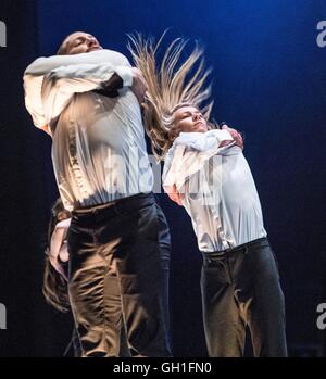 Edinburgh, Regno Unito. 08 Ago, 2016. Monumentale eseguita dal santo Corpo Tattoo con musiche di manna voi! Imperatore Nero come parte dell'Edinburgh International Festival Credito: Richard Dyson/Alamy Live News Foto Stock