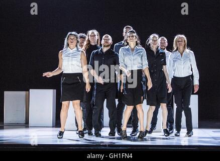 Edinburgh, Regno Unito. 08 Ago, 2016. Monumentale eseguita dal santo Corpo Tattoo con musiche di manna voi! Imperatore Nero come parte dell'Edinburgh International Festival Credito: Richard Dyson/Alamy Live News Foto Stock