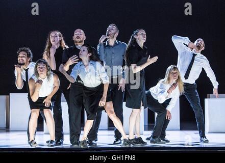 Edinburgh, Regno Unito. 08 Ago, 2016. Monumentale eseguita dal santo Corpo Tattoo con musiche di manna voi! Imperatore Nero come parte dell'Edinburgh International Festival Credito: Richard Dyson/Alamy Live News Foto Stock