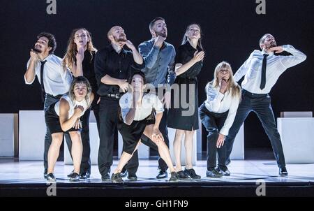 Edinburgh, Regno Unito. 08 Ago, 2016. Monumentale eseguita dal santo Corpo Tattoo con musiche di manna voi! Imperatore Nero come parte dell'Edinburgh International Festival Credito: Richard Dyson/Alamy Live News Foto Stock