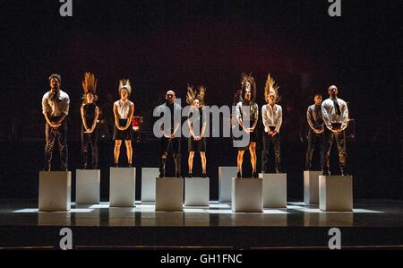 Edinburgh, Regno Unito. 08 Ago, 2016. Monumentale eseguita dal santo Corpo Tattoo con musiche di manna voi! Imperatore Nero come parte dell'Edinburgh International Festival Credito: Richard Dyson/Alamy Live News Foto Stock