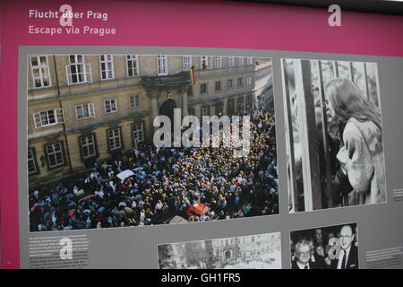 Berlino, Germania. 03 Ago, 2016. La open-air mostra la rivoluzione e la caduta del muro in corrispondenza della Stasi sede a Berlino, Germania, 3 agosto 2016. Attraverso 1.300 metri quadrati, la bilingue permanente esposizione documenta le fasi chiave della rivoluzione pacifica nella RDT - dall'inizio della protesta attraverso la caduta del muro di unità tedesca. © Martin Weiser/CTK foto/Alamy Live News Foto Stock