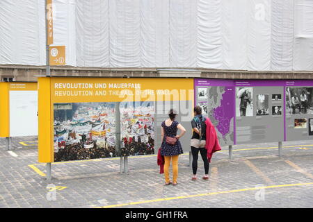 Berlino, Germania. 03 Ago, 2016. La open-air mostra la rivoluzione e la caduta del muro in corrispondenza della Stasi sede a Berlino, Germania, 3 agosto 2016. Attraverso 1.300 metri quadrati, la bilingue permanente esposizione documenta le fasi chiave della rivoluzione pacifica nella RDT - dall'inizio della protesta attraverso la caduta del muro di unità tedesca. © Martin Weiser/CTK foto/Alamy Live News Foto Stock