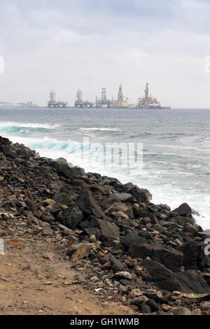 LAS PALMAS DE GRAN CANARIA, Spagna - 31 luglio 2016: barche per la conduzione di attività di esplorazione di idrocarburi pozzi in acque profonde in Atla Foto Stock