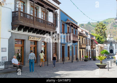 Tero, GRAN CANARIA, Spagna - 1 agosto 2016: i turisti e la gente del posto sulla Royal Street, la strada principale della cittadina nell'inter Foto Stock