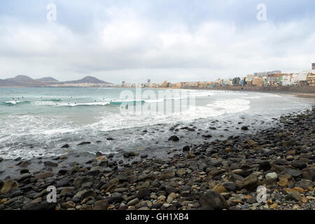 Il Oceano Atlantico la rottura tra le rocce della costa di Las Palmas de Gran Canaria, Isole Canarie Foto Stock