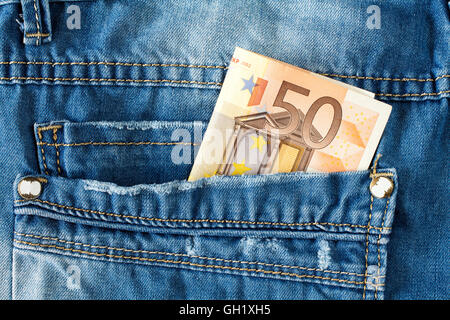 Nuovo di zecca cinquanta euro in tasca dei jeans Foto Stock