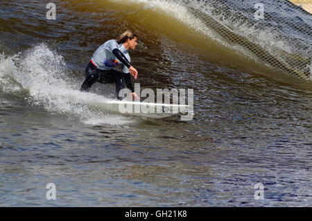 Surfer a Red Bull ha scatenato la concorrenza Surf Snowdonia Foto Stock