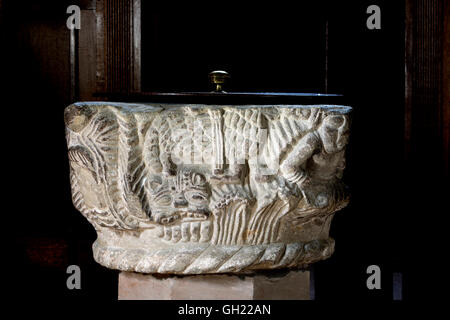 Il font, la chiesa di San Nicola, Curdworth, Warwickshire, Inghilterra, Regno Unito Foto Stock