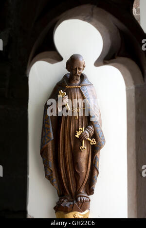 San Pietro carving nella chiesa di San Nicola, Curdworth, Warwickshire, Inghilterra, Regno Unito Foto Stock