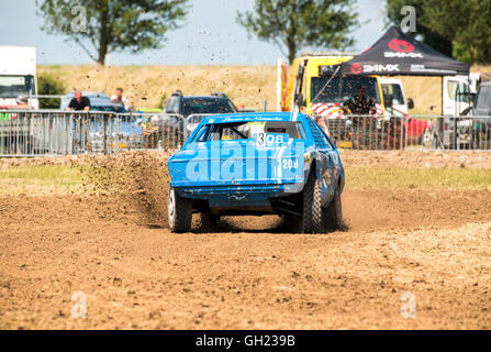 Stock Cars racing su una pista sterrata Foto Stock