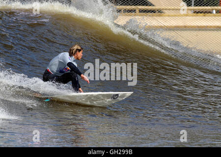 Surfer a Red Bull ha scatenato la concorrenza Surf Snowdonia Foto Stock