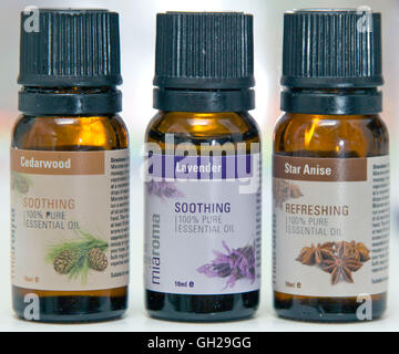 Bottiglie di oli per aromaterapia, Londra Foto Stock