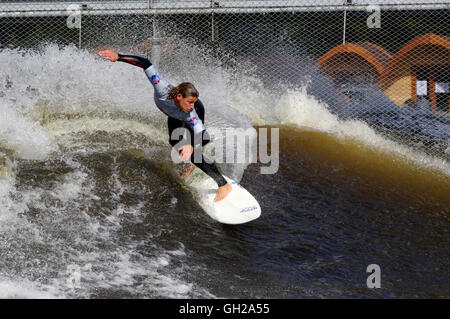 Surfer a Red Bull ha scatenato la concorrenza Surf Snowdonia Foto Stock