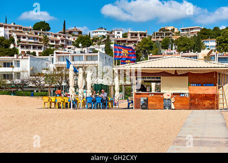 La gente seduta in un caffè sulla spiaggia di Tossa del Mar Costa Brava Foto Stock