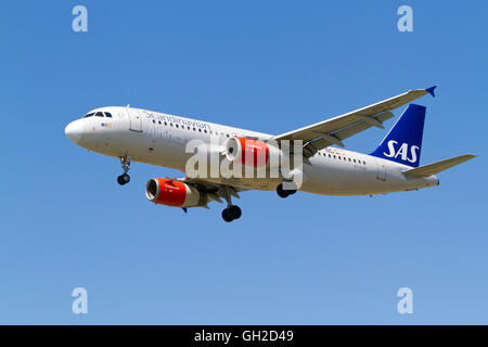 SAS Scandinavian Airlines, Airbus A320, OY-KAP, sull approccio finale alla pista 22L all'Aeroporto di Copenhagen, CPH Kastrup, Danimarca Foto Stock