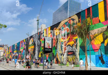 Intitolato "siamo tutti uno", artista brasiliano Eduardo Kobra presenta un murale colorato nella zona del porto di Rio de Janeiro Foto Stock